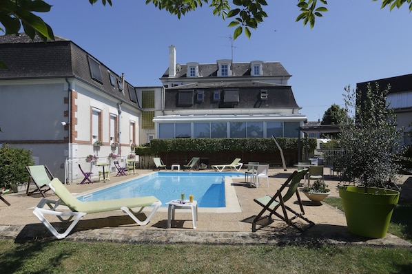 Piscine extérieure, chaises longues