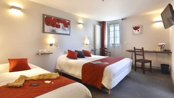 Chambre Triple Familiale | Bureau, chambres insonorisées, lits bébé (gratuits), Wi-Fi gratuit