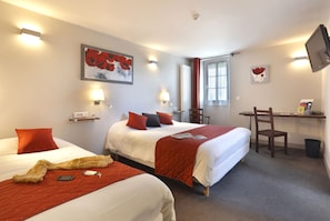 Family Triple Room | Desk, soundproofing, free cribs/infant beds, free WiFi - Hôtel Les Tilleuls, Bourges (Bourges)