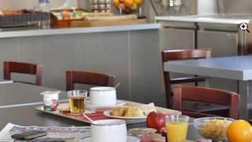 Café da manhã com buffet todos os dias (EUR 9.00 por pessoa) 