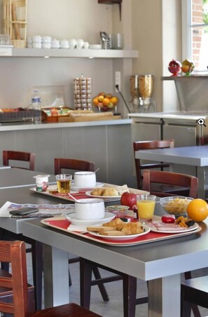 Café da manhã com buffet todos os dias (EUR 9.00 por pessoa) 