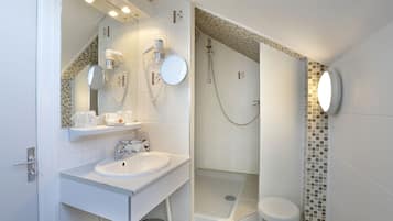 Family Triple Room | Bathroom | Free toiletries, hair dryer, towels