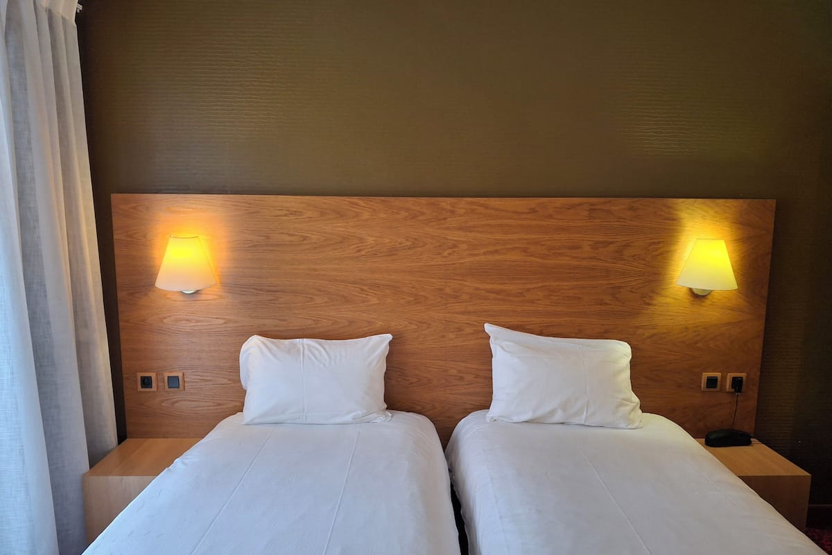Escritorio, cortinas blackout y tabla de planchar con plancha