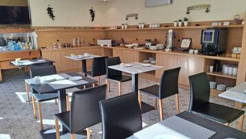 Petit déjeuner buffet (13 EUR par personne)