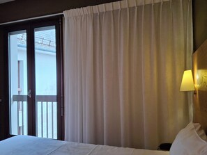 Standard Double Room | Desk, blackout drapes, iron/ironing board, free WiFi - Hôtel La Tour Maje (Rodez)