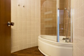 Signature Double Room | Bathroom | Eco-friendly toiletries, hair dryer, slippers, towels - Hôtel La Tour Maje (Rodez)