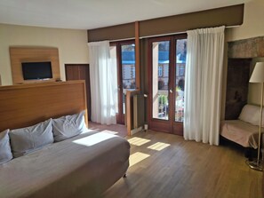 Signature Double Room | Desk, blackout curtains, iron/ironing board, free WiFi - Hôtel La Tour Maje (Rodez)