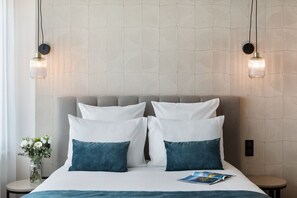 Phòng đôi phong cách cổ điển | Bộ đồ giường cao cấp, nệm cao su hoạt tính (memory foam) 