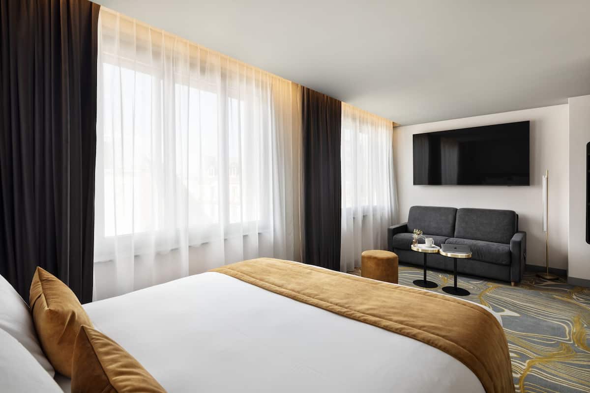 Junior Suite | Hochwertige Bettwaren, Betten mit Memory-Foam-Matratzen, Schreibtisch