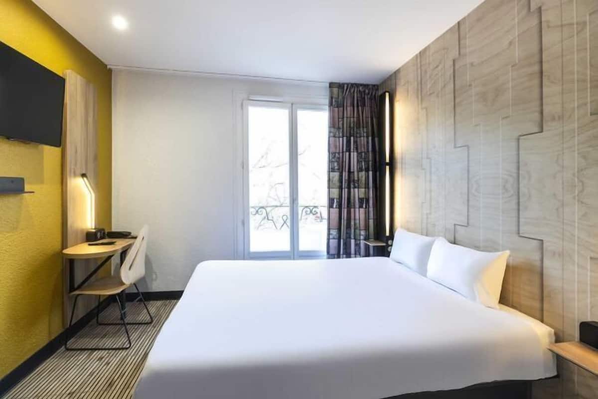 Premium bedding, in-room safe, desk, soundproofing