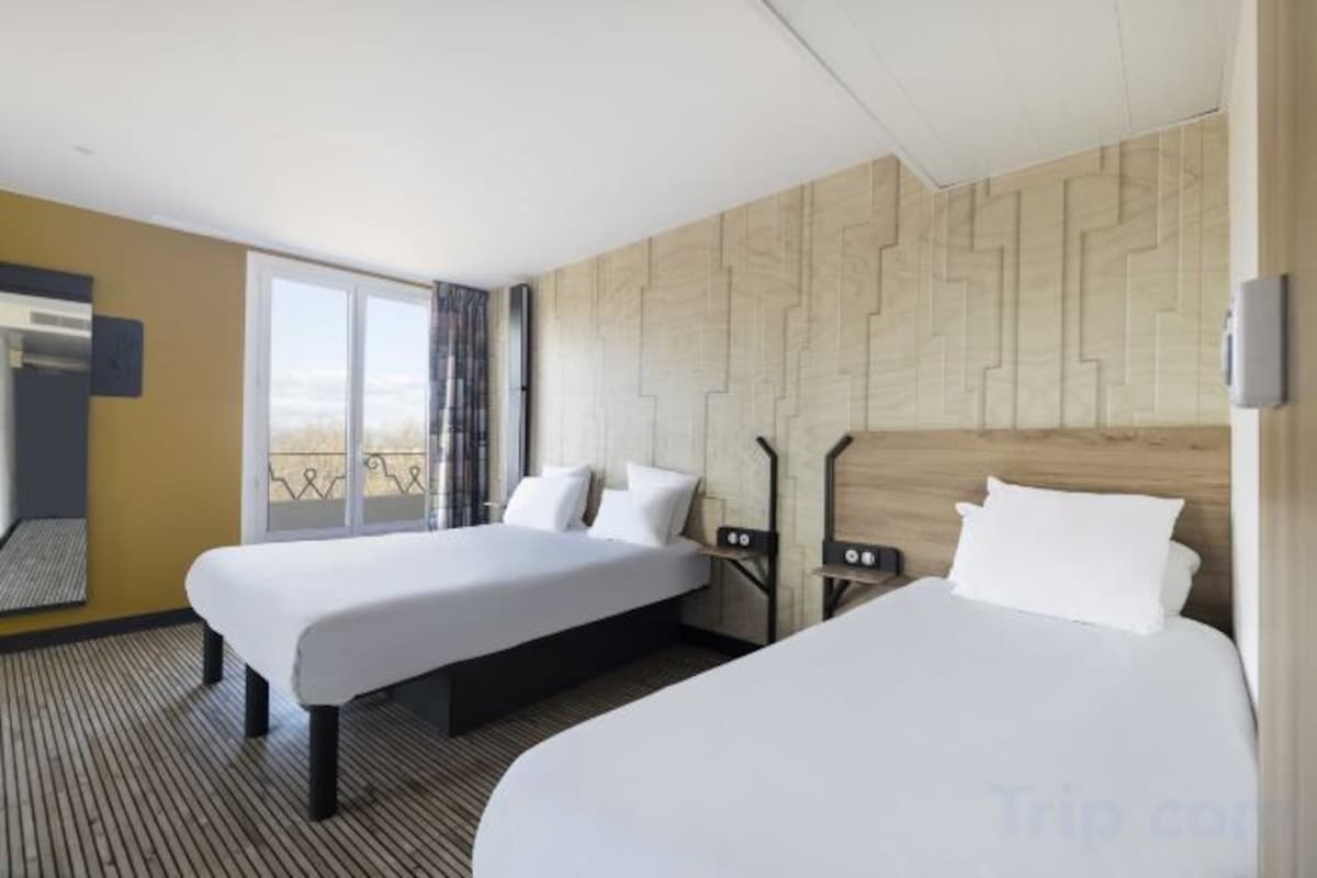 Premium bedding, in-room safe, desk, soundproofing