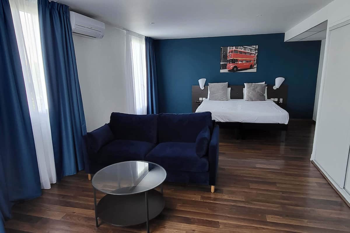 Premium bedding, in-room safe, individually decorated