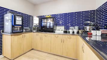 Petit déjeuner buffet servi tous les jours en supplément