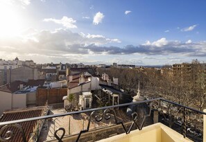 A rooftop terrace with a view of a cityscape, including buildings and a clear sky. - B&B HOTEL Perpignan Centre (Perpignan)