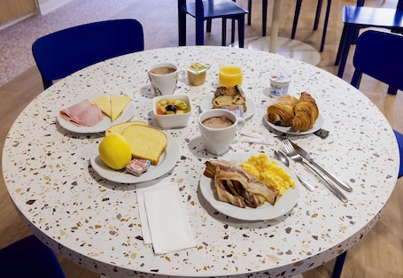 Desayuno buffet todos los días (con cargo)