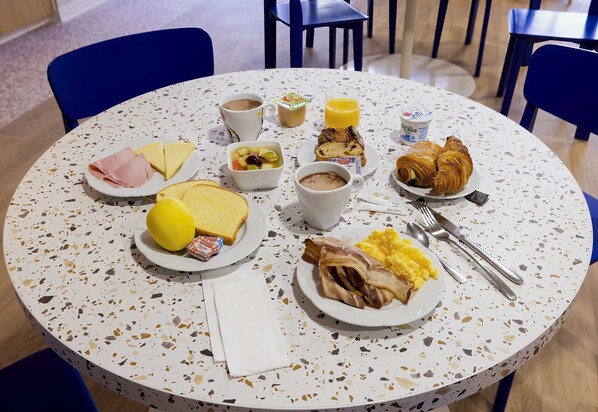 Daily buffet breakfast for a fee