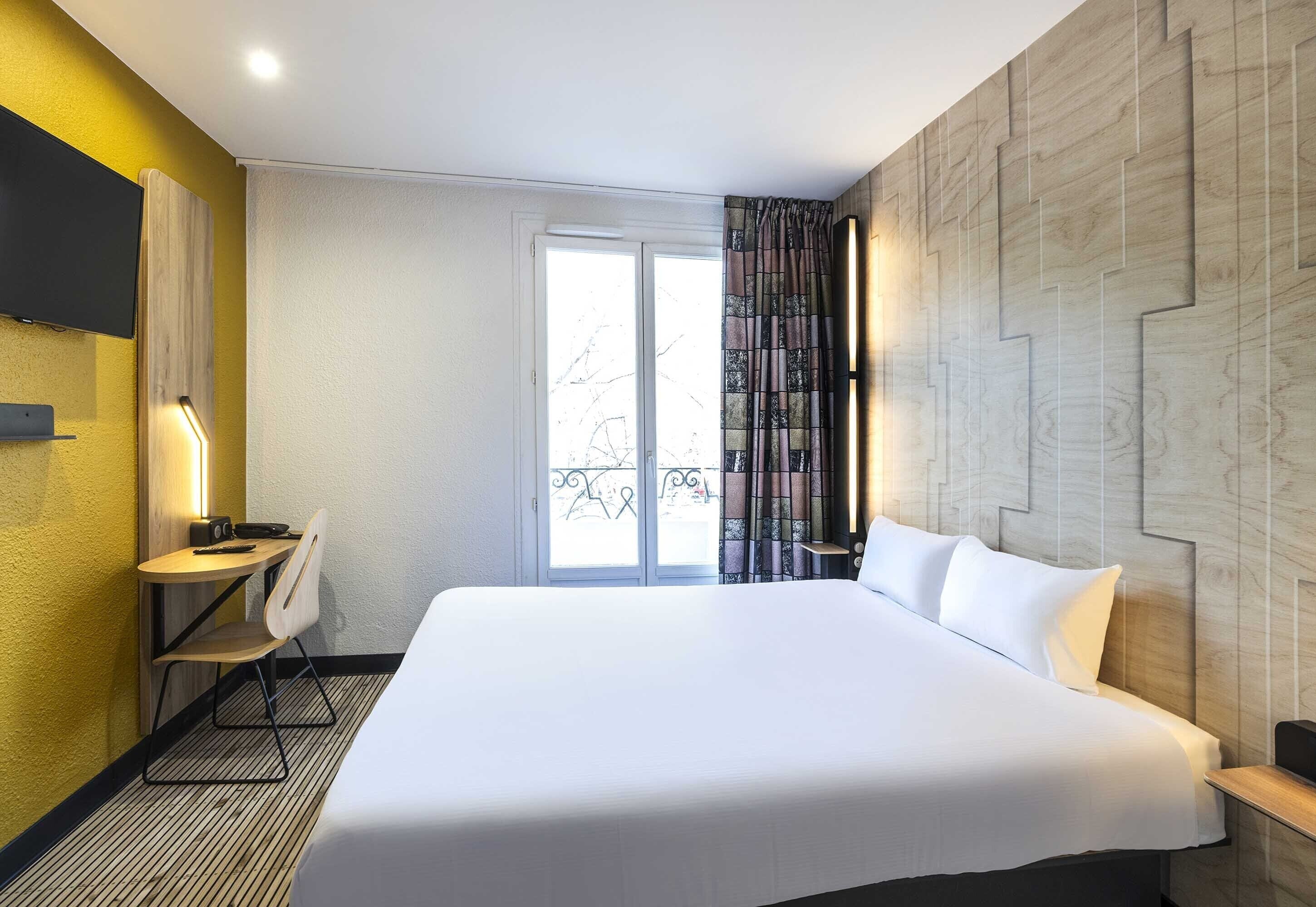 Premium bedding, in-room safe, individually decorated