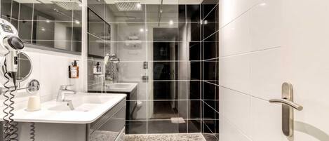 Shower, rainfall showerhead, free toiletries, hair dryer