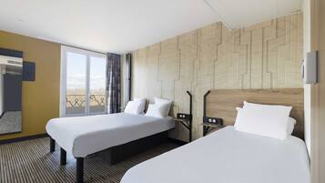 Driepersoonskamer | Luxe beddengoed, een kluis op de kamer, individueel gedecoreerd