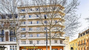 A multi-story hotel with a prominent B&B sign, a street view with a pedestrian crossing, and a clear sky. - B&B HOTEL Perpignan Centre (Perpignan)
