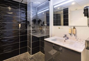 Shower, rainfall showerhead, free toiletries, hair dryer