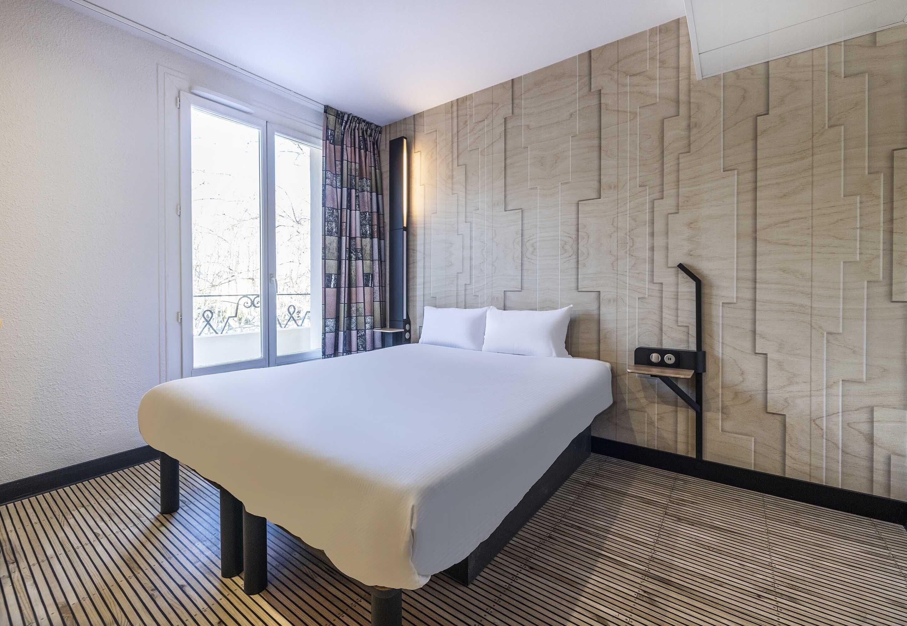 Premium bedding, in-room safe, individually decorated