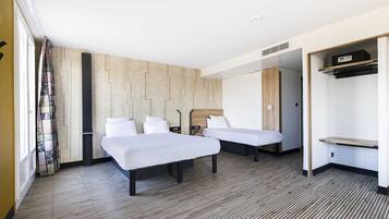 Driepersoonskamer, toegankelijk voor rolstoelgebruikers | Luxe beddengoed, een kluis op de kamer, individueel gedecoreerd