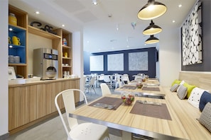 Daily cooked-to-order breakfast (EUR 13.50 per person)