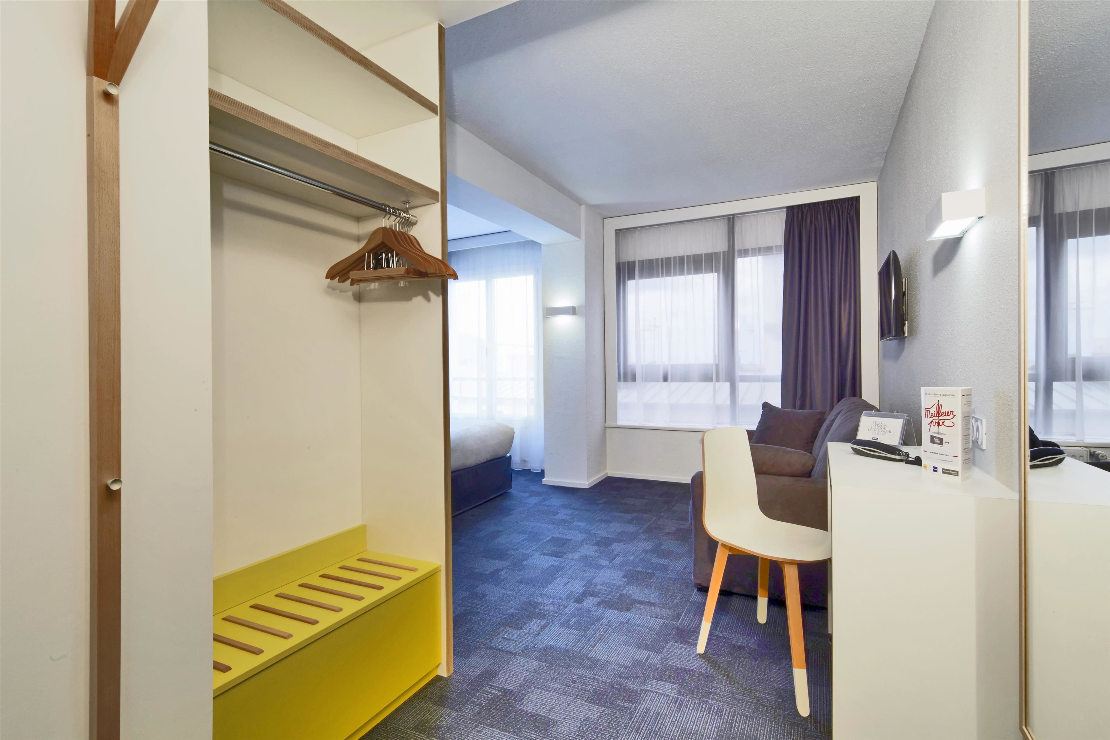 desk, soundproofing, free wifi, bed sheets