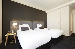 Habitación estándar, 2 camas individuales | Escritorio, insonorización, wifi gratis y ropa de cama