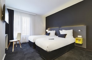 Desk, soundproofing, free WiFi, bed sheets