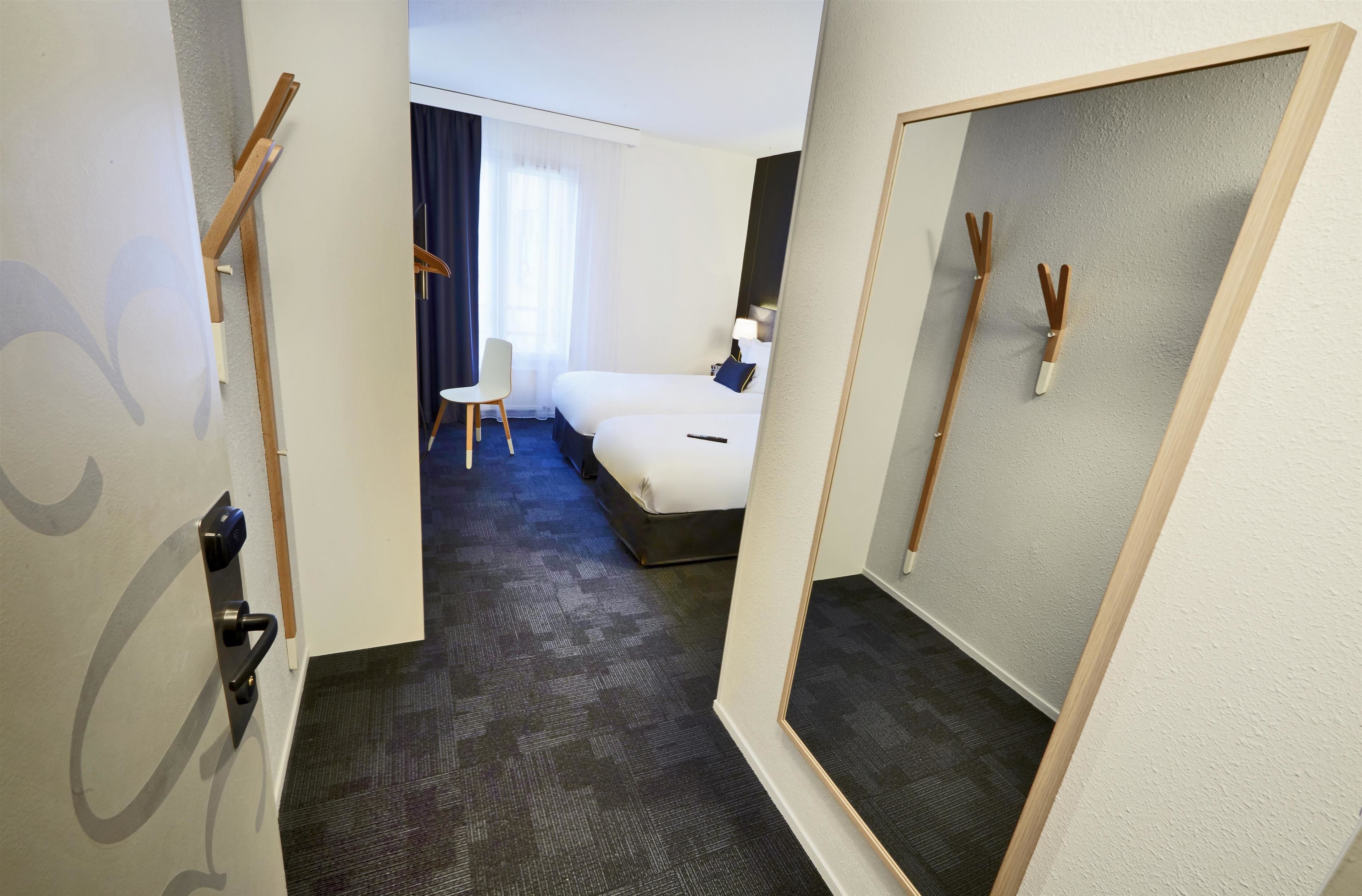 standard room, 2 single beds | desk, soundproofing, free wifi, bed sheets