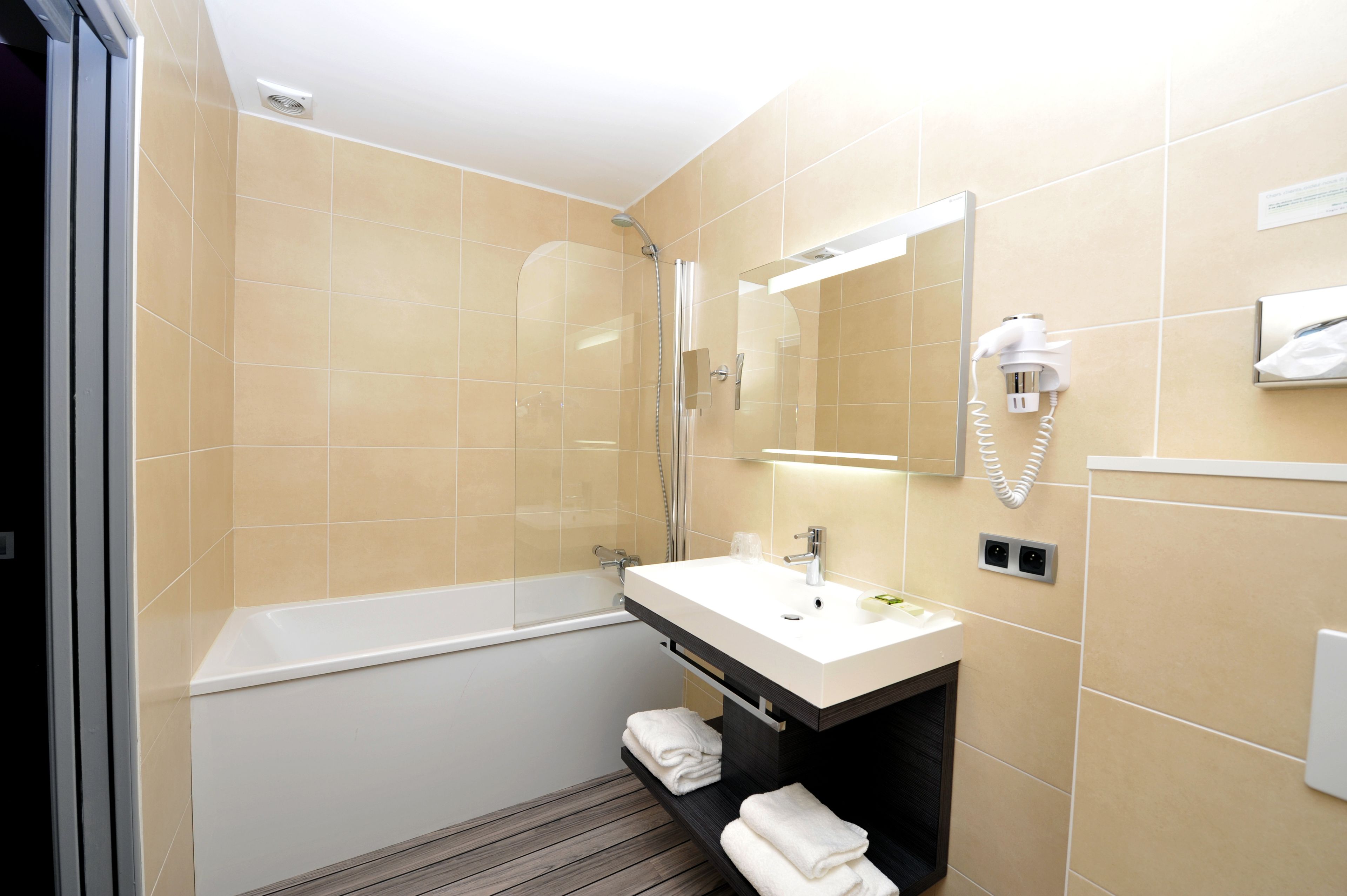 room for 1 person, 1 double bed | bathroom | free toiletries, hair dryer, towels