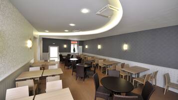 Petit déjeuner buffet (15 EUR par personne)