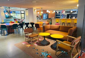 Ofereix vistes al jardí i s'hi serveixen esmorzars, dinars i sopars 