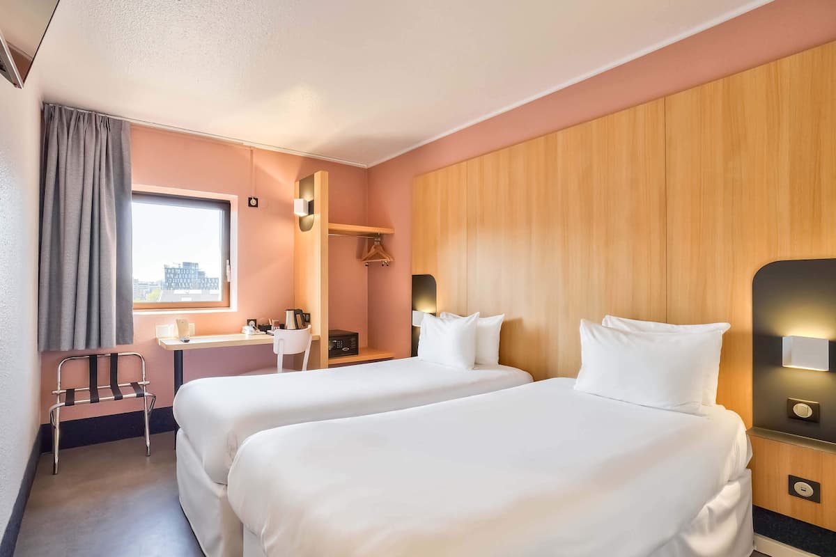 Camera con 2 letti singoli | Biancheria da letto di alta qualità, una cassaforte in camera