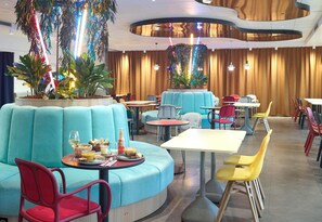 Petit déjeuner, déjeuner et dîner servis sur place