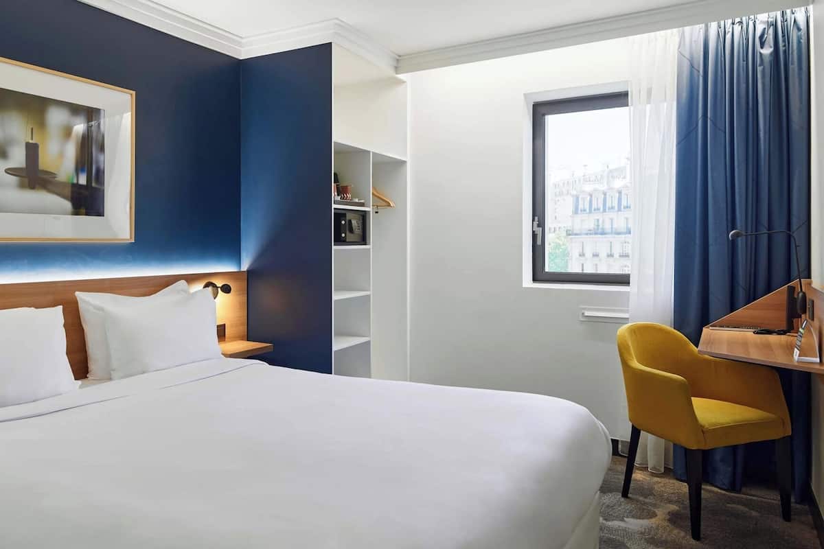 Premium bedding, in-room safe, desk, blackout drapes