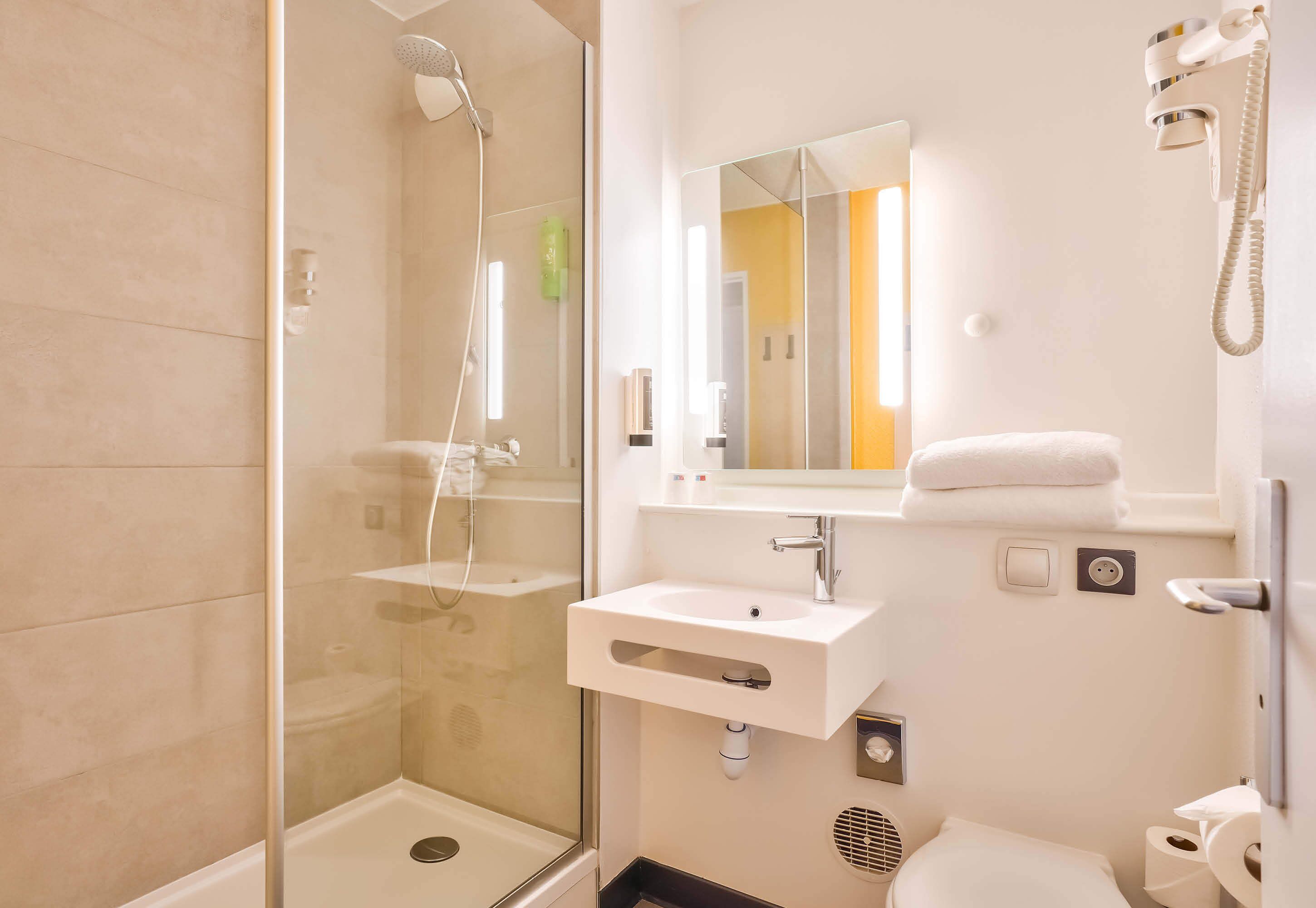 Articles de toilette gratuits, sèche-cheveux, serviettes fournies