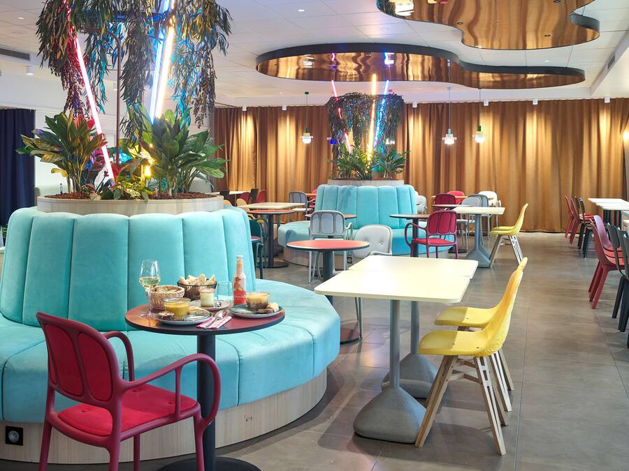 Der serveres morgenmad, frokost og franske retter med udsigt til haven