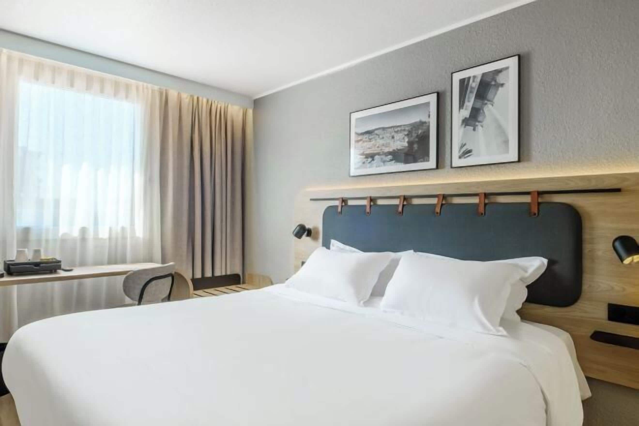 1 bedroom, premium bedding, desk, laptop workspace