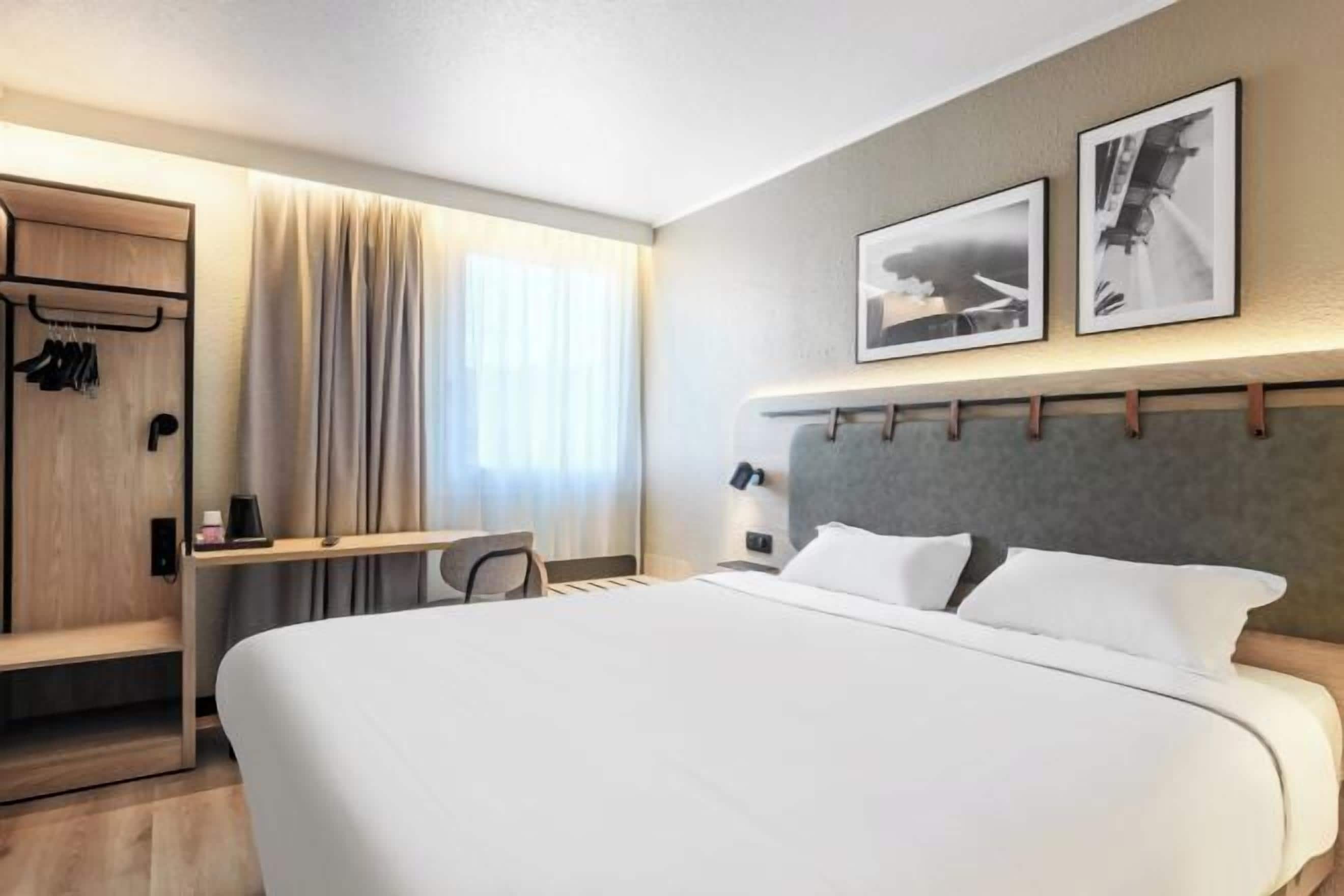 1 bedroom, premium bedding, desk, laptop workspace