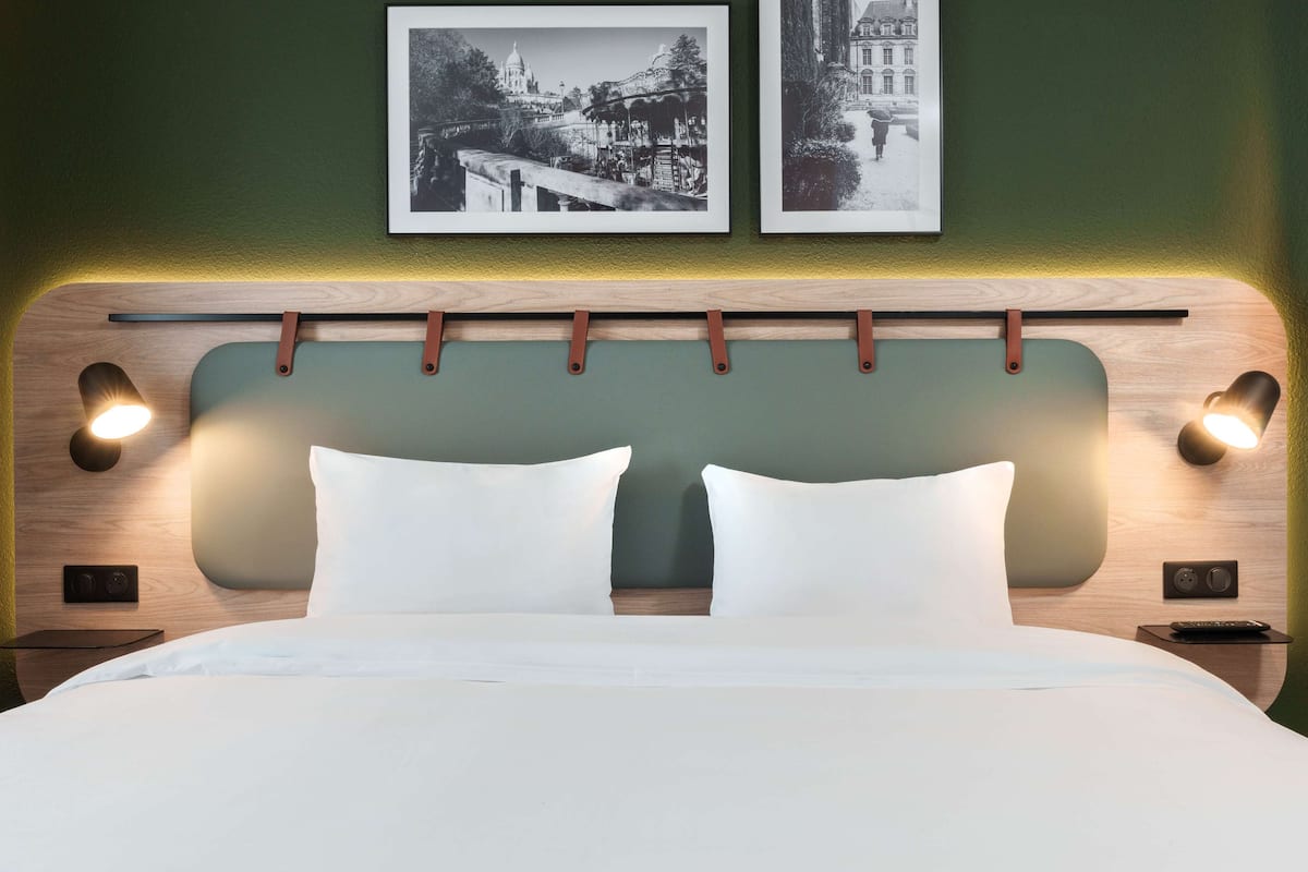 1 bedroom, premium bedding, desk, laptop workspace