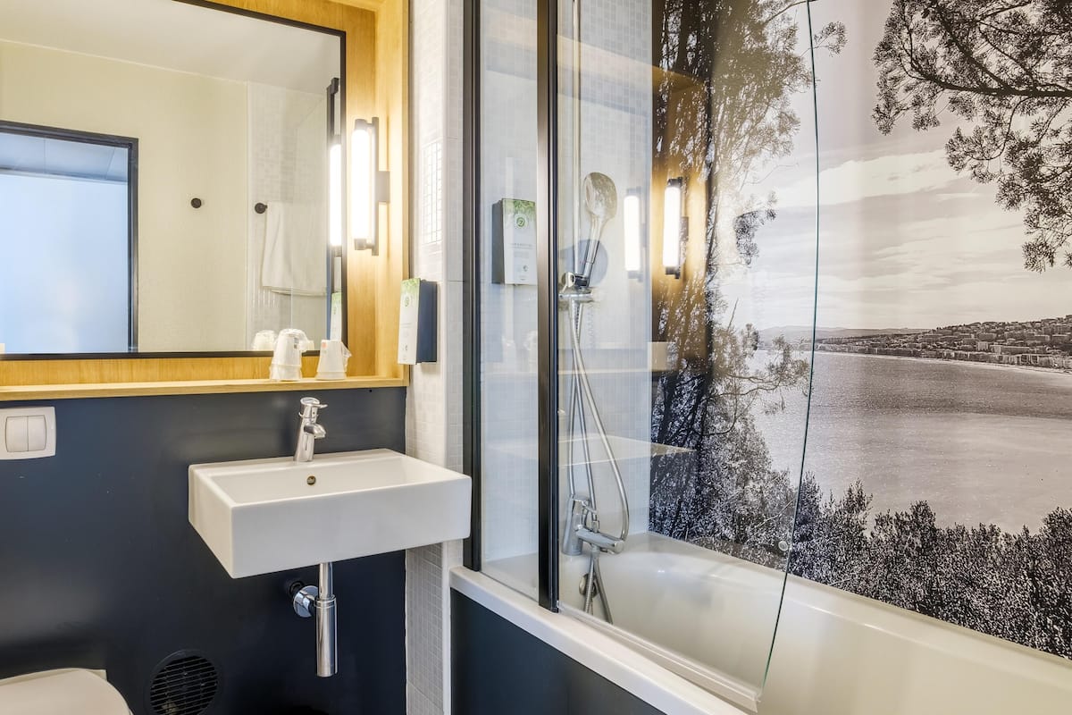 rainfall showerhead, eco-friendly toiletries, hair dryer, towels