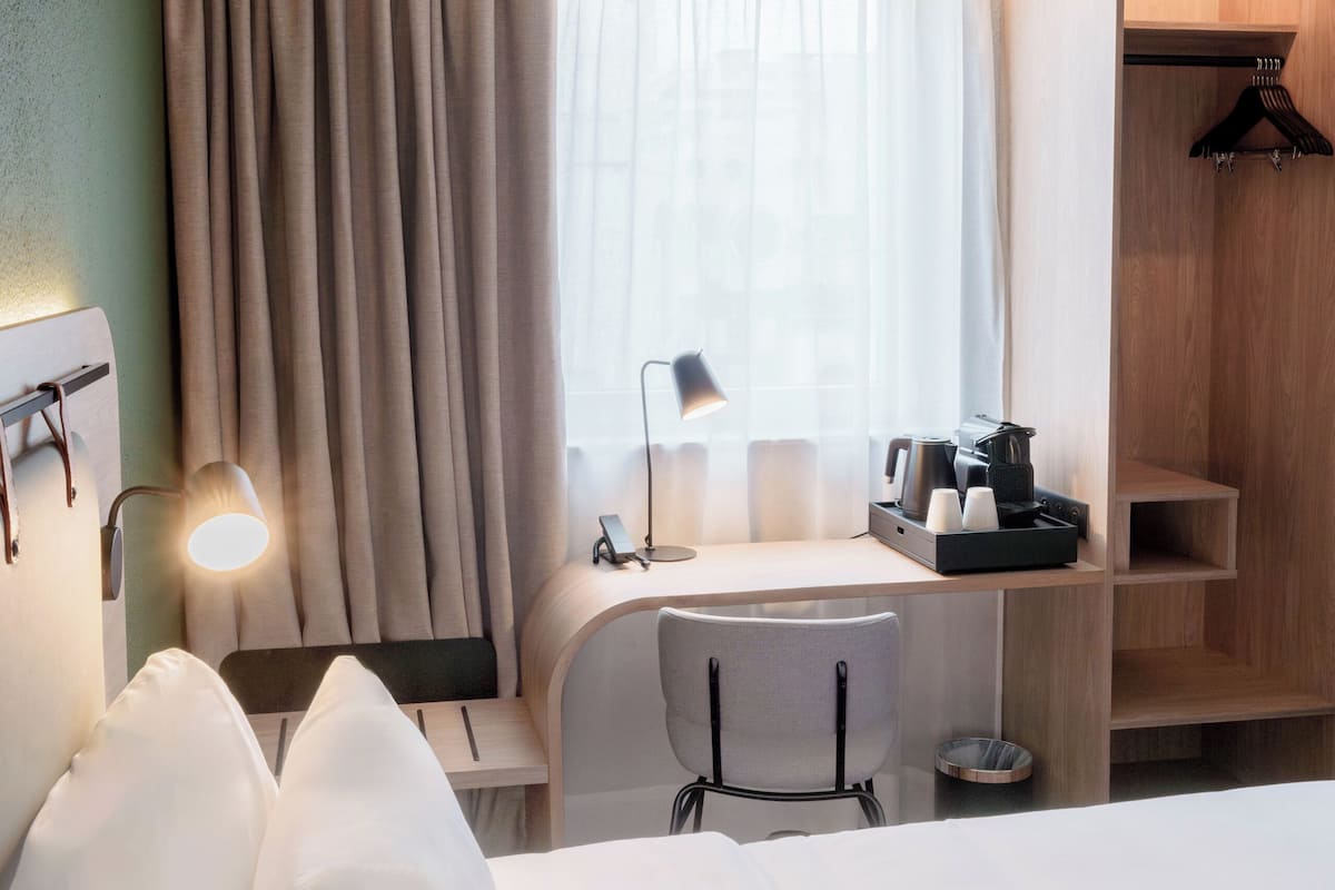 1 bedroom, premium bedding, desk, laptop workspace