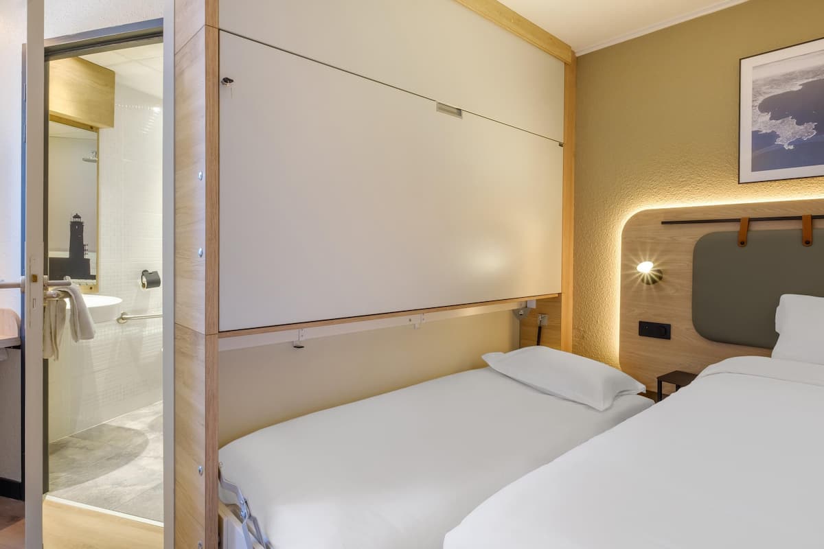 Chambre Standard, plusieurs lits | 1 chambre, literie de qualité supérieure, bureau
