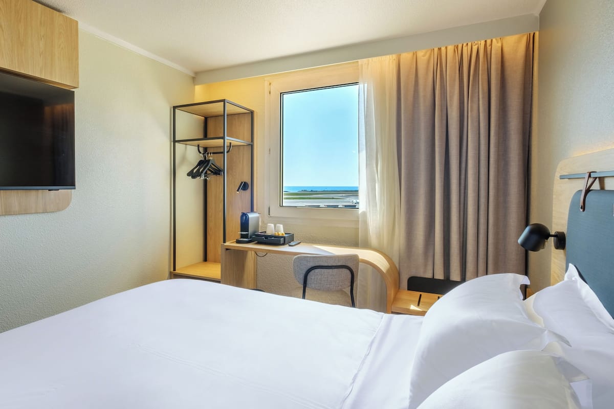 Superior Room, 1 King Bed | 1 bedroom, premium bedding, desk, laptop workspace