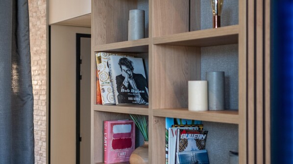 A bookshelf with books and decorative items. - Campanile PRIME - Nice Airport (Nice)