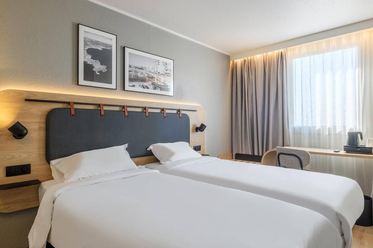 1 bedroom, premium bedding, desk, laptop workspace