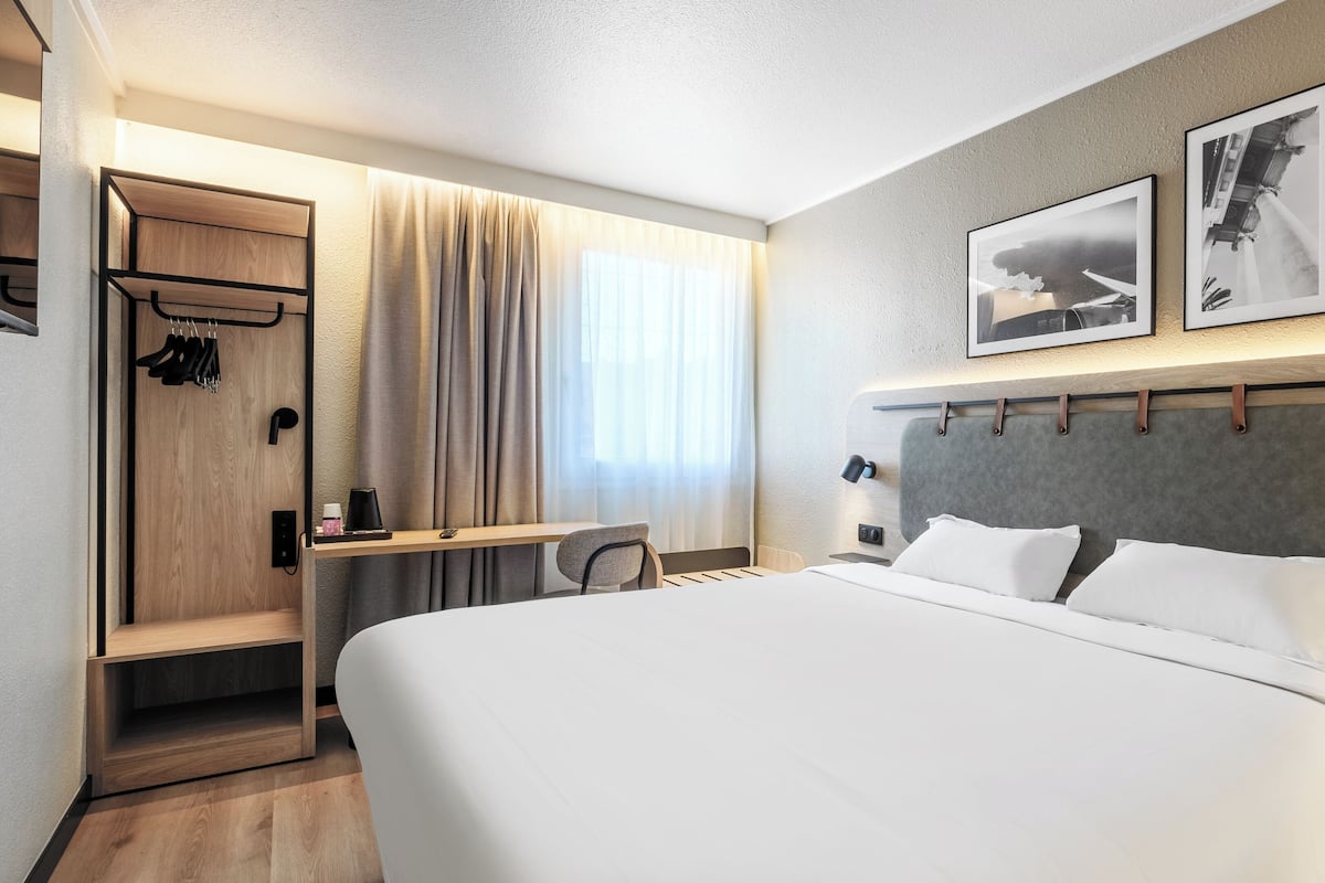 Standard Room, 1 Queen Bed | 1 bedroom, premium bedding, desk, laptop workspace